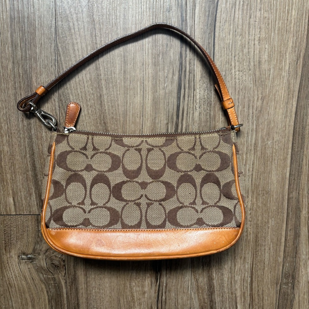 DO NOT BUY SOLD 
Coach mini purse
Unable to edit listing